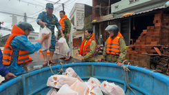 Hàng trăm suất quà cứu trợ của bạn đọc báo Tuổi Trẻ đến với người dân vùng rốn lũ