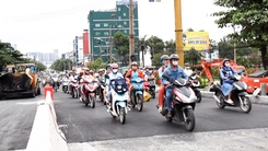 Cầu Bình Triệu 1 sẵn sàng thông xe sau ba tháng nâng tĩnh không