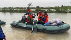 Trực thăng, ca nô tiếp ứng 'ốc đảo' Phước Giang sau nhiều ngày cô lập và cạn lương thực