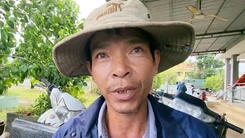 Hai người đàn ông chèo ghe cứu nhiều phụ nữ và trẻ em mắc kẹt trên mái nhà trong lũ dữ