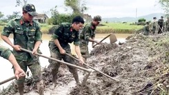 Bộ đội Đắk Lắk giúp dân dọn dẹp đường xá, trường học sau lũ