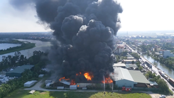Flycam cảnh cháy khu xưởng ở Hải Phòng, cột khói cao hàng trăm mét