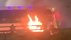 Xe khách mất lái tông xe máy rồi bốc cháy làm 2 người tử vong ở Hà Nội