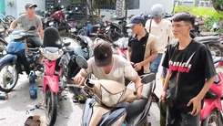 Xe máy hư hỏng xếp từ trong tiệm ra đường, khách chờ 3 ngày chưa tới lượt sửa