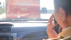 Lái xe khách không nhường đường cho đoàn xe ưu tiên, dù cảnh sát liên tục phát tín hiệu