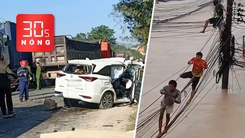 Bản tin 30s nóng: Ô tô con tông xe đầu kéo, 4 người chết; Đu dây điện trong lũ ở Thái Lan
