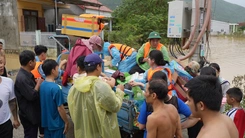 Cơn lũ lịch sử đi qua, tình người ở lại