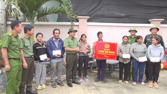 Góc nhìn trưa nay: Tình người làm ấm lại những mái nhà sau lũ