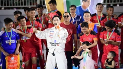 Nguyễn Phi Hùng và Ali Hoàng Dương khuấy động bầu không khí trận chung kết bằng loạt ca khúc sôi động