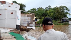 Người dân cù lao Ông Hổ, An Giang dời nhà chạy khỏi nơi sạt lở