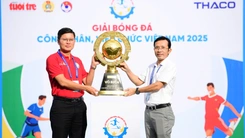 Nhìn lại khoảnh khắc rước cúp ấn tượng trước trận chung kết Giải bóng đá công nhân, viên chức Việt Nam 2025