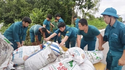 Xã Bà Điểm đắp 2.000 bao cát ngăn triều cường tràn qua đường Đặng Công Bỉnh