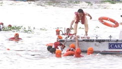 Ứng cứu đội thi gặp sự cố tại giải đua ghe Ngo ở Cần Thơ