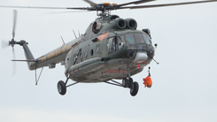 Xem trực thăng Trung đoàn Không quân 917 bay huấn luyện vớt người từ mặt biển