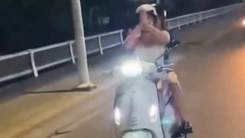 Xác minh clip cô gái chắp tay vái lạy trong lúc chạy xe máy ở Lái Thiêu, TP.HCM