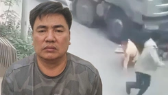 Tạm giữ hình sự tài xế đẩy cảnh sát giao thông vào đầu xe tải