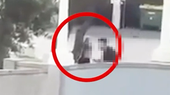 Úc công bố video cảnh sát bắn hạ kẻ xả súng ở bãi biển