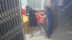 Video thanh niên khống chế nữ nhân viên trạm y tế để cướp tiền, công an đang truy xét