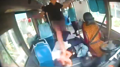 Tài xế xe buýt bị người đàn ông đạp nhiều lần vào đầu và mặt