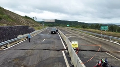 Mưa lũ làm cao tốc mới xây nứt toác, sạt trượt, phải lùi thời điểm thông xe