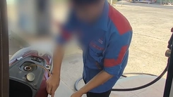 Rút lại xăng, không nhận chuyển khoản của khách hàng, nhân viên bán xăng bị đuổi việc