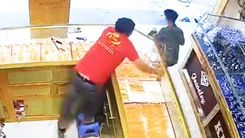 Video người dân vây bắt thanh niên cướp dây chuyền vàng 3,3 chỉ ở Tây Ninh