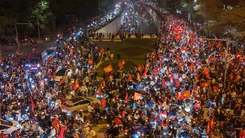 Camera lúc 0h trong đêm U22 Việt Nam chiến thắng: Vui quá là vui, bà con ơi!