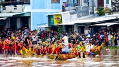 Đua ghe ngo ở Cà Mau, người dân leo lên mái nhà để xem