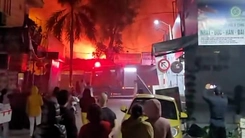 Cháy chợ Xanh ở Hà Nội, khói lửa bao trùm nhiều ki ốt