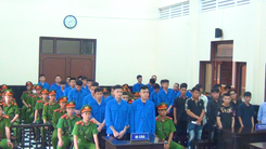 Mang súng và dao kiếm hỗn chiến vì mâu thuẫn nợ tiền xăm hình, 31 người ra tòa