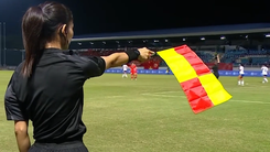 Nữ trợ lý trọng tài Lào ở trận chung kết SEA Games 33 vẫn giữ đẳng cấp FIFA 2026