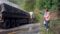 Tai nạn liên hoàn trên đèo Bảo Lộc, 2 phụ nữ nhảy khỏi xe máy thoát chết trong gang tấc