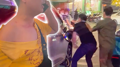 Khách ói trên xe công nghệ còn đánh tài xế, đạp gãy kính chiếu hậu