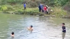 Rủ nhau tắm hồ, 3 cháu bé chết đuối thương tâm