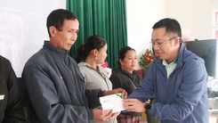 Trao vốn giúp bà con vùng bão lũ Nghệ An lo sinh kế