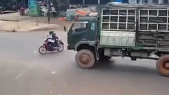 Giây phút ô tô tải tông xe máy rồi lao vào nhà dân làm 4 người thương vong