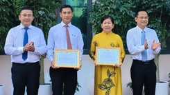 Báo tin người đàn ông ném rác xuống rạch, hai trưởng ấp ở TP.HCM được khen thưởng đột xuất