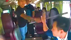 Xác minh clip nhóm người mang tuýp sắt, đánh nhân viên xe buýt