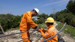 Công nhân làm việc xuyên đêm để cấp điện lại cho Phú Quốc sau sự cố cáp ngầm 110kV