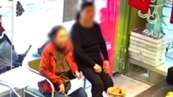 Clip 2 phụ nữ đi kêu gọi ủng hộ nhưng 'chê' 30.000 đồng của quán: Địa phương đang xác minh