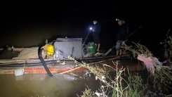 Cận cảnh hút cát lậu trên sông Thạch Hãn và bãi tập kết hàng xe tải ra vô liên tục