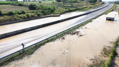 Cận cảnh mặt đường và máy bơm chống ngập cao tốc Phan Thiết - Dầu Giây chìm trong lũ