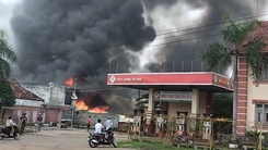 Cháy kho máy móc, biển lửa áp sát cây xăng ở TP.HCM