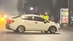 Tạm giữ tài xế ô tô hất văng cảnh sát giao thông khi bị yêu cầu kiểm tra nồng độ cồn