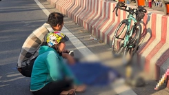 Người đàn ông nghi đột tử trong lúc đạp xe tập thể dục trên cầu Bình Lợi, TP.HCM