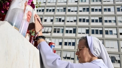 Giáo hoàng Francis đang được tiếp oxy, bác sĩ lo ngại ông 'khó vượt qua'