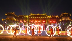 Người dân và du khách chiêm ngưỡng những màn trình diễn võ thuật cổ truyền đặc sắc ở Huế