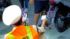 Xử phạt nhiều người dùng băng keo, miếng dán để che biển số xe máy