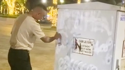 Buộc người xịt sơn quảng cáo 'khỏi hen suyễn' trên tủ điện, biển báo khôi phục lại hiện trạng