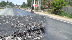 Đường dọc sông Tiền hàng trăm tỉ vừa thông xe, mặt đường chỗ thì bong tróc chỗ đầy đá dăm